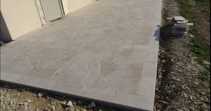 Dallage extérieur en pierre réalisé par Amédée Rénovation