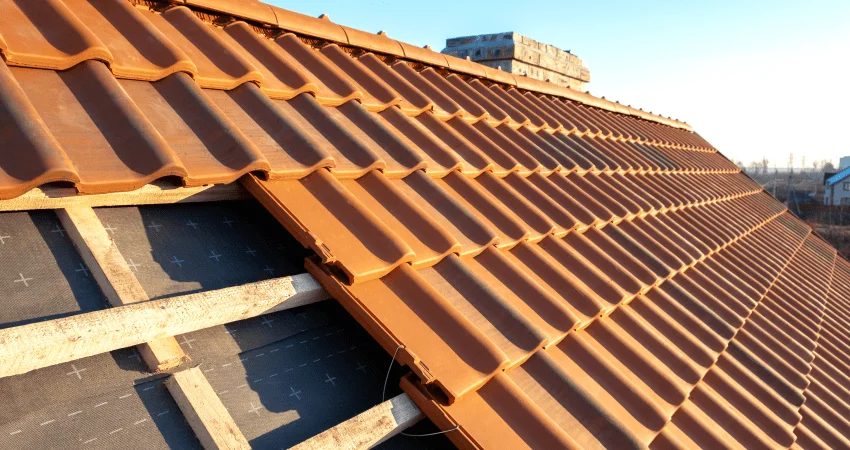 Pose de toiture en tuiles avec écran sous-toiture par Amédée Rénovation